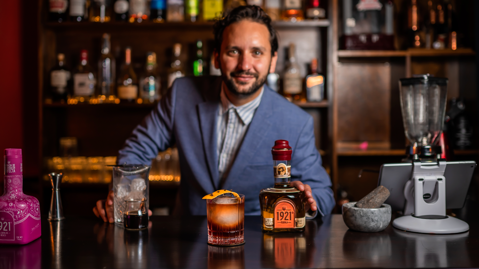 Sebastián Monje serving the finished 1921 TeqGroni